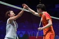 バドミントン、全英オープン、女子シングルス準決勝。陳雨菲（右）と握手を交わす奥原希望（2020年3月14日撮影）。 (c)Oli SCARFF / AFP