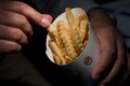 米ファストフード大手のバーガーキング（Burger King）が米国で発売した低脂肪・低カロリーのフライドポテト「Satisfry（サティスフライ）」（2013年9月24日撮影）。(c)AFP/Saul LOEB