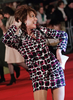 写真は、プレミア会場に到着したオーストラリア人作家のキャシー・レット（%%Kathy Lette%%）。(c)AFP/MAX NASH
