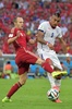 サッカーW杯ブラジル大会（2014 World Cup）グループB、スペイン対チリ。スペインのアンドレス・イニエスタ（Andres Iniesta、左）とチリのアルトゥーロ・ビダル（Arturo Vidal、2014年6月18日撮影）。(c)AFP/GABRIEL BOUYS