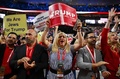 米ウィスコンシン州ミルウォーキーで開催された共和党大会に出席し、歓声を上げる代議員（2024年7月16日撮影）。(c)ANGELA WEISS / AFP