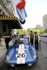 元レーシングドライバーでレーシングカーデザイナーのキャロル・シェルビー（Carroll Shelby）氏がつくった伝説のレーシングカー「シェルビー・コブラ・デイトナクーペ（Shelby Daytona Cobra Coupe CSX260）」が、オークションに出品されるのを前にニューヨーク（New York）の老舗ホテル、プラザホテル（Plaza Hotel）前に展示された。

　シェルビー・コブラ・デイトナクーペは6台のみ製造され、1965年に米国産レースカーとして初めて「国際マニュファクチャラーズ選手権（現在のスポーツカー世界選手権）」でフェラーリ（Ferrari）に勝利した。

　オークションは5月15日に米インディアナ（Indiana）州インディアナポリス（Indianapolis）で開催され、自動車の史上最高価格となる推計1000-1500万ドル（約10-15億円）の値段がつくとみられている（2009年4月28日撮影）。(c)AFP/Emmanuel Dunand