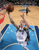 シャーロット・ボブキャッツ戦でリバウンドに跳ぶダラス・マーベリックスのダーク・ノビツキー（%%Dirk Nowitzki%%）。（2008年12月11日撮影）(c)AFP/Getty Images/NBAE/Glenn James
