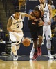14-15NBAプレーオフ1回戦（7回戦制）、メンフィス・グリズリーズ対ポートランド・トレイルブレイザーズ。トレイルブレイザーズのラマーカス・アルドリッジとボールを競るメンフィス・グリズリーズのコートニー・リー（2015年4月22日撮影）。(c)AFP/Getty Images/Frederick Breedon