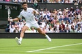 テニス、ウィンブルドン選手権、男子シングルス1回戦。リターンを狙うノバク・ジョコビッチ（2023年7月3日撮影）。(c)Daniel LEAL / AFP