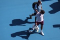 全豪オープンテニス、男子シングルス準々決勝。治療のためコートを離れるロジャー・フェデラー（2020年1月28日撮影）。(c)DAVID GRAY / AFP