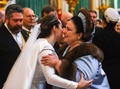 ロシア・サンクトペテルブルクのイサク大聖堂で、ゲオルギー・ミハイロビッチ・ロマノフ氏の母親のマリヤ・ウラジーミロブナ・ロマノワ氏（右）から祝福を受けるレベッカ・ビルジニア・ベッタリーニさん（2021年10月1日撮影）。(c)Olga MALTSEVA / AFP