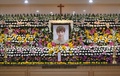 韓国ソウルの病院で、祭壇に掲げられた男性アイドルグループ「SHINee（シャイニー）」のキム・ジョンヒョンさんの遺影（2017年12月19日撮影）。(c)AFP PHOTO / pool / CHOI Hyuk