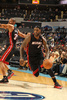13-14NBA、シャーロット・ボブキャッツ（Charlotte Bobcats）対マイアミ・ヒート（Miami Heat）。ドライブを仕掛けるマイアミ・ヒートのレブロン・ジェームズ（LeBron James、2013年11月16日撮影）。(c)AFP/Getty Images/NBAE/Kent Smith