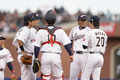 第3回ワールド・ベースボール・クラシック（2013 World Baseball Classic、WBC）は17日、米カリフォルニア（California）州サンフランシスコ（San Francisco）で準決勝が行われ、日本は1-3でプエルトリコに敗れた。

1回に2つの四球を与えた先発投手の前田健太（Kenta Maeda、右）を囲む日本の選手（2013年3月17日撮影）。(c)AFP/Getty Images/Ezra Shaw