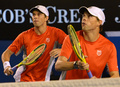 全豪オープンテニス（Australian Open Tennis Tournament 2013）は26日、男子ダブルス決勝が行われ、大会第1シードのボブ・ブライアン（Bob Bryan）/マイク・ブライアン（Mike Bryan、米国）組が6-3、6-4でロビン・ハーセ（Robin Haase）/イゴール・シスリング（Igor Sijsling、オランダ）組を下し、優勝を飾った。

試合に臨むボブ・ブライアン（左）とマイク・ブライアン（2013年1月26日撮影）。(c)AFP/PAUL CROCK
