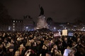 仏パリ（Paris）のレピュブリック広場（Place de La Republique）で、武装した男らによる風刺週刊紙シャルリー・エブド（Charlie Hebdo）本社襲撃事件の犠牲者を追悼するため集まり、「私はシャルリー」と仏語で書かれたプラカードを掲げる人々（2015年1月7日撮影）。(c)AFP/JOEL SAGET