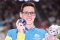 第16回世界水泳選手権、競泳男子200メートル背泳ぎ決勝を制し、表彰台で金メダルを手にするミッチェル・ラーキン（2015年8月7日撮影）。(c)AFP/MARTIN BUREAU