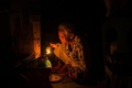 フィリピン南部ミンダナオ島で、電気も通らない中で夕食を取る女性（2017年6月8日撮影）。(c)AFP/NOEL CELIS