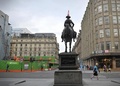 英スコットランドのグラスゴー（Glasgow）市内で、頭部にカラーコーンを載せられたウェリントン公（Duke of Wellington）の像（2013年11月13日撮影）。(c)AFP/ANDY BUCHANAN