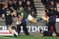 ラグビー南半球4か国対抗戦、ザ・ラグビーチャンピオンシップ第2節、ニュージーランド対南アフリカ。トライを決める南アフリカのチェスリン・コルビ（中央、2023年7月15日撮影）。(c)MICHAEL BRADLEY / AFP