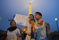 フランス・パリ（Paris）で13日、同性結婚の合法化に反対する抗議デモが行われ、警察発表で34万人が市内を行進した。主催者発表によると参加者は80万人。

与党・社会党が推進する同性婚合法化法案は月末に議会で審議される予定だが、フランスで2大宗教人口を持つキリスト教カトリックとイスラム教の信者の多くが反発しているほか、野党の右派政党も反対している。

写真は、同性婚合法化反対デモに対抗してエッフェル塔（Eiffel Tower）の前で「愛する自由」と書いたボードを掲げる若者たち（2012年1月13日撮影）。(c)AFP/MIGUEL MEDINA