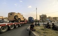 シリア・カーミシュリーで、北部ラッカで戦うシリア民主軍に向けて米国製の装甲車両や武器を運ぶ大型トラックの車列（2017年9月19日撮影）。(c)AFP/DELIL SOULEIMAN