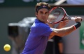 全仏オープンテニス、男子シングルス1回戦。リターンを狙うロジャー・フェデラー（2015年5月24日撮影）。(c)AFP/MIGUEL MEDINA
