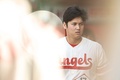 23MLB、ロサンゼルス・エンゼルス対ヒューストン・アストロズ。ダッグアウトで試合開始を待つロサンゼルス・エンゼルスの大谷翔平（2023年7月16日撮影）。(c)Michael Owens/Getty Images/AFP