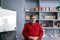 イランの出版社「オフォ」の経営者レザ・ハシェミネジャッド氏。テヘランで（2022年1月29日撮影）。(c) ATTA KENARE / AFP