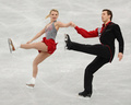 12-13フィギュアスケートGPシリーズ第6戦、NHK杯（NHK Trophy 2012）は23日、宮城県利府町のセキスイハイムスーパーアリーナで行われ、ペア・ショートプログラム（SP）ではロシアのベラ・バザロワ（Vera Bazarova）/ユーリ・ラリオノフ（Yuri Larionov）組が65.61点で首位に立った。

65.14点で2位につけたカナダのカーステン・ムーア・タワーズ（Kirsten Moore-Towers）/ディラン・モスコビッチ（Dylan Moscovitch）組（2012年11月24日撮影）。(c)AFP/Toru YAMANAKA