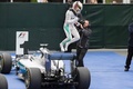 16F1第7戦カナダGP決勝。優勝を決め、マシンから跳び出すメルセデスAMGのルイス・ハミルトン（2016年6月12日撮影）。(c)AFP/GEOFF ROBINS