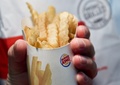 米ファストフード大手のバーガーキング（Burger King）が米国で発売した低脂肪・低カロリーのフライドポテト「Satisfry（サティスフライ）」（2013年9月24日撮影）。(c)AFP/Saul LOEB