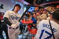 ワールドシリーズ、ニューヨーク・ヤンキース対ロサンゼルス・ドジャース戦を観戦する大谷翔平そっくりさんタレントの井手口佳暉さん（左）渋谷のスポーツバーで（2024年10月31日撮影）。(c)Richard A. Brooks / AFP