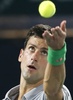ドバイ・テニス選手権（Dubai Duty Free Tennis Championships 2014）、男子シングルス準決勝。サーブトスを上げるノバク・ジョコビッチ（Novak Djokovic、2014年2月28日撮影）。(c)AFP/KARIM SAHIB