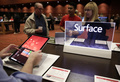 米マイクロソフトのタブレット端末「サーフェス」。米首都ワシントンで開催された株主総会で（2016年11月30日撮影、資料写真）。(c)Jason Redmond / AFP