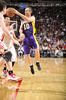 米プロバスケットボール協会（NBA）のロサンゼルス・レイカーズ（Los Angeles Lakers）に所属するスティーブ・ナッシュ（Steve Nash）が8日、ヒューストン・ロケッツ（Houston Rockets）戦で史上5人目となる通算1万アシストを達成した。

ナッシュは前半にアントワン・ジェイミソン（Antawn Jamison）の得点をアシストし、リーグ史上4番目の速さとなる通算1162試合目で1万アシストに到達した。

パスを出すロサンゼルス・レイカーズのスティーブ・ナッシュ（2013年1月8日撮影）。(c)AFP/Getty Images/NBAE/Bill Baptist