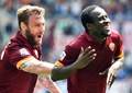14-15イタリア・セリエA第34節、ASローマ対ジェノア。ゴールを決めてチームメートのダニエレ・デ・ロッシと一緒に喜ぶASローマのセイドゥ・ドゥンビア（2015年5月3日撮影）。(c)AFP/GABRIEL BOUYS