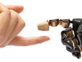 人の手と触れ合うバイオニック３Ｄ電子皮膚を備えたロボットハンド（資料写真）。(c)Xinhua News