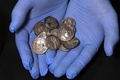 ユダヤ砂漠にあるムラバアト洞窟の発掘現場で見つかった15枚の銀貨。出土した筒の中に入っていた（2022年12月13日撮影）。(c)MENAHEM KAHANA / AFP
