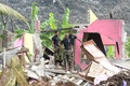 スリランカのコロンボ近郊のごみ山が崩落した現場で、救助活動にあたる軍の兵士（2017年4月15日撮影）。(c)AFP/LAKRUWAN WANNIARACHCHI
