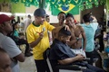 ブラジル・リオデジャネイロ（Rio de Janeiro）の理髪店で、後頭部にサッカー男子ブラジル代表のネイマール（Neymar da Silva Santos Junior）選手の肖像が施される男性（2014年6月27日撮影）。(c)AFP/YASUYOSHI CHIBA