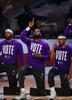 投票を促すTシャツを着る米プロバスケットボール（NBA）、ロサンゼルス・レイカーズのレブロン・ジェームズ（中央、2020年9月22日撮影）。(c)Mike Ehrmann/Getty Images/AFP