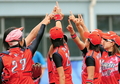 試合開始前、円陣を組んで士気を高める日本の選手。（2008年8月17日撮影）(c)AFP/Frederic J. BROWN