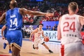 FIBAバスケットボール・ワールドカップ、17-32位順位決定ラウンド・グループO、日本対ベネズエラ。ドライブを仕掛ける富樫勇樹（中央、2023年8月31日撮影）。(c)Yuichi YAMAZAKI / AFP