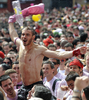 1週間にわたる牛追いが有名なスペイン北部パンプロナ（Pamplona）の祭りサン・フェルミン（San Fermin）が6日正午、「チュピナソ」と呼ばれる花火の打ち上げとともに始まりを告げた。

写真は市庁舎前で行われた「チュピナソ」を祝う人たち（2012年7月6日撮影）。(c)AFP/ANDER GILLENEA