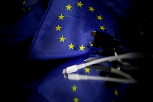 EU、充電器「USB-C」に統一へ アップルに打撃