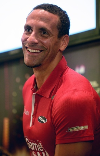 ファーディナンドが退団の質問を拒否、今後については「検討中」