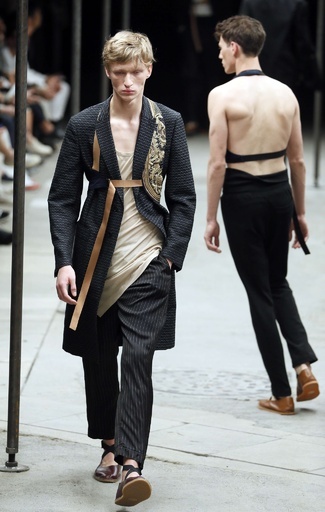 ルーズなシルエットを小物使いでアレンジ、「ドリス ヴァン ノッテン」15年春夏メンズ