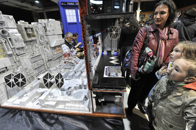 「スター・ウォーズ」のファン集合、ダース・ベイダー俳優も来場 仏