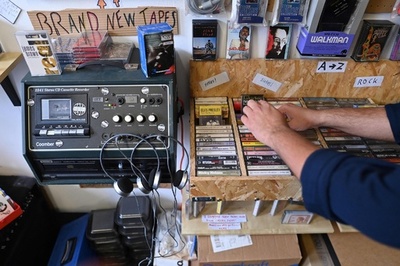 レトロな音楽愛好家を引きつける英国最後のカセット店