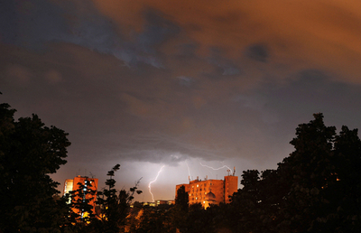 稲妻光る首都ブカレスト、ルーマニア