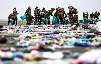 大型船から貨物多数落下、近隣の浜辺に危険物質漂着 オランダ