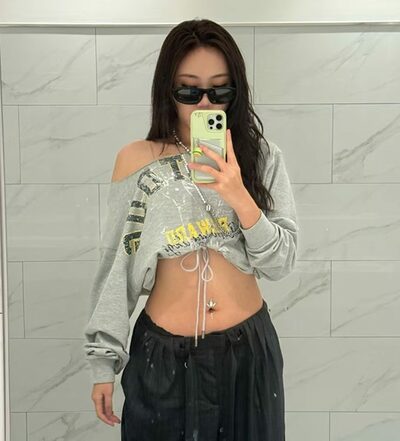 韓国歌手、4年悩んだ末に整形告白…サングラス姿で説明