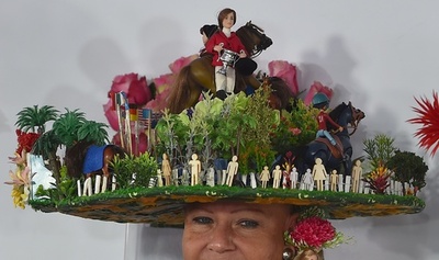 観客席では「美」の競演、伝統の競馬メルボルンカップ